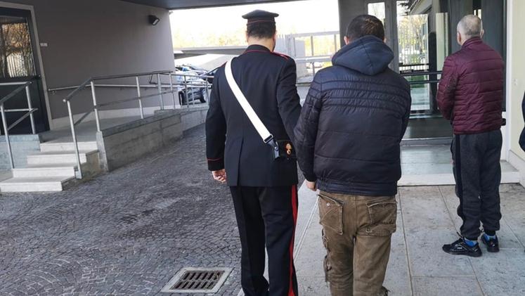 I carabinieri con gli arrestati