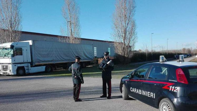 I carabinieri davanti alle strutture logistiche di   Calzedonia  