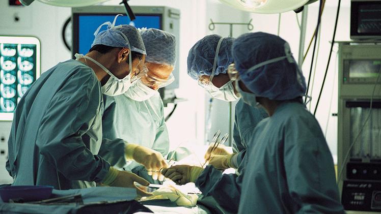 Un intervento in sala operatoria: la carenza di medici, infermieri e operatori è un problema