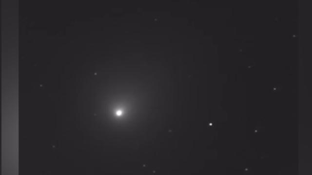 La cometa di Natale, 46P/Wirtanen, si troverà alla minima distanza dalla Terra domenica 16 dicembre 2018, giorno in cui la sua visibilità sarà massima. Sarà possibile vederla in cielo, anche a occhio nudo, accanto alle Pleiadi. Nei due video in time lapse (realizzati con le immagini di potenti telescopi), si può vedere la cometa in viaggio il 9 e 10 dicembre.  Video Facebook News dal CGA/Youtube