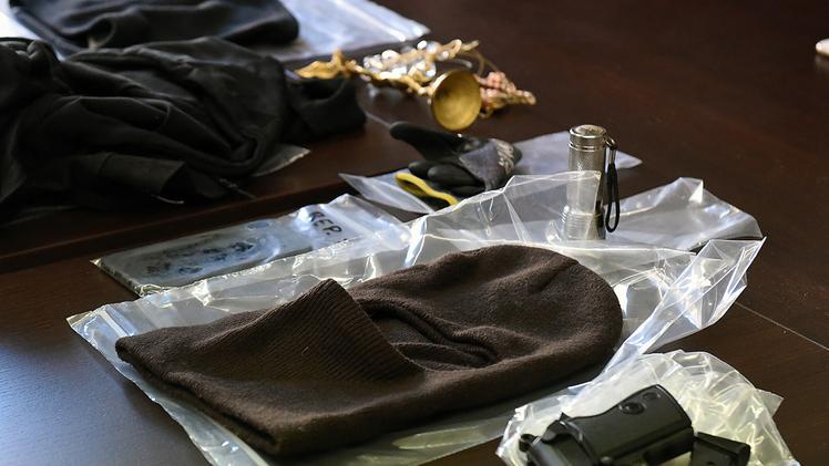 La pistola e l’altro materiale sequestrati dai carabinieri al rapinatoreI carabinieri di Legnago illustrano l’arresto del rapinatore entrato in azione a Ca’ degli Oppi DIENNEFOTO