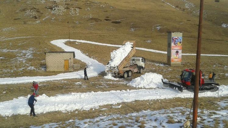 Realizzazione dell'anello di 2 chilometri della pista di sci da fondo a Malga San Giorgio con neve artificiale 