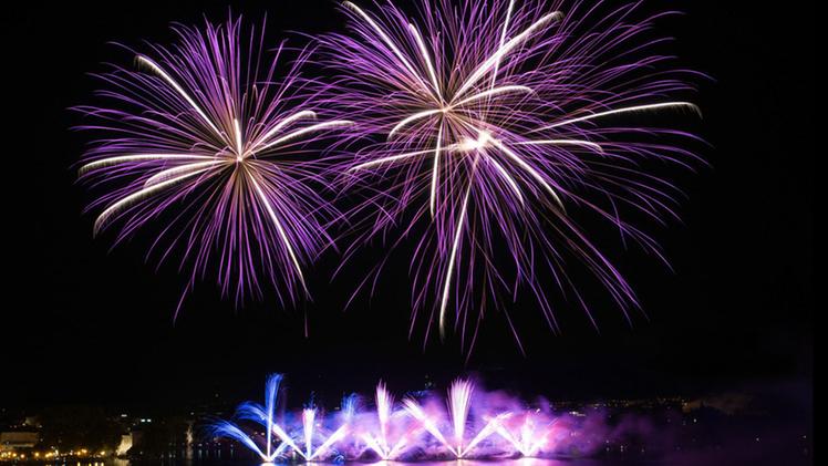Fuochi d’artificio sul lago di Garda: una scena che questa sera si ripeterà in molti paesi delle riviere veronese e bresciana