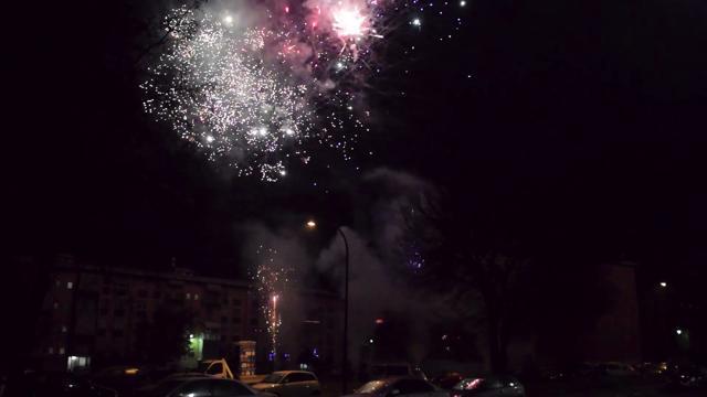Il quartiere della Falchera, nella periferia nord di Torino, ha salutato l'anno nuovo con un carosello di fuochi d'artificio e botti. Nonostante il divieto del comune, allo scoccare della mezzanotte il cielo del quartiere si è illuminato di girandole e cascate luminose. Numerose anche le esplosioni di bombe carta che fortunatamente non hanno provocato nessun danno al contrario dell'anno scorso quando, nella notte di San Silvestro, un ordigno mandò in frantumi le finestre di un intero caseggiato e danneggiò diversi appartamenti. Video di Alessandro Contaldo