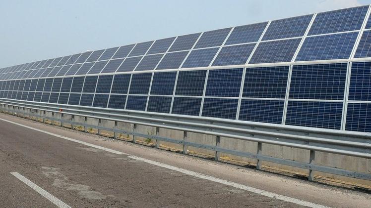 La barriera fotovoltaica inaugurata nel 2011 lungo la Transpolesana, nel territorio di Oppeano