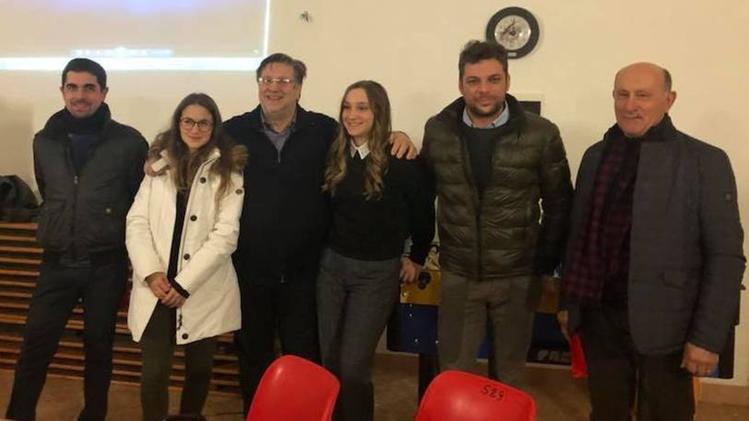 Il sindaco Ermanno Gobbi con atleti e talenti premiati dal Comune