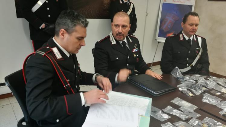 I carabinieri illustrano l'operazione (Dienne)