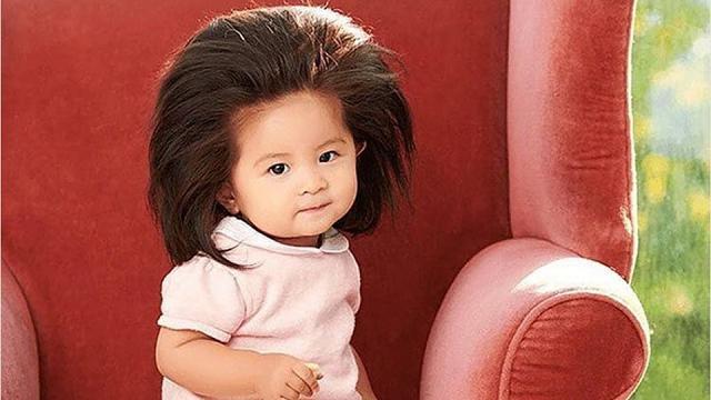 Dalla prima foto pubblicata su Instagram otto mesi fa, il suo volto ha catturato l'attenzione di <a href="https://www.instagram.com/babychanco/">oltre 300mila follower.</a> Con quei capelli lunghi, folti e nerissimi, Baby Chanco è la nuova testimonial della campagna #HairWeGo di Pantene, insieme alla presentatrice Sato Kondo, prima ambasciatrice del brand con i capelli grigi. Baby Chanco ha compiuto un anno il 23 dicembre e la chioma voluminosa la contraddistingue sin dalla nascita. Il profilo Instagram, creato dalla mamma Mami Kano, è una galleria di acconciature e ciò che stupisce di più è l'incredibile tranquillità con cui la piccola Chanco si lascia asciugare i capelli, che sia dalla mamma o dal parrucchiere (a cura di Marisa Labanca)