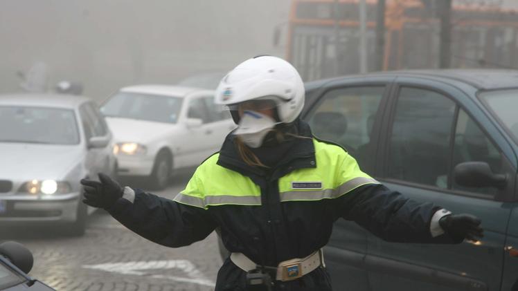 Lo smog non cala, le polveri sono alte da gioni: scatta l’allerta arancione che ferma anche i diesel euro 4