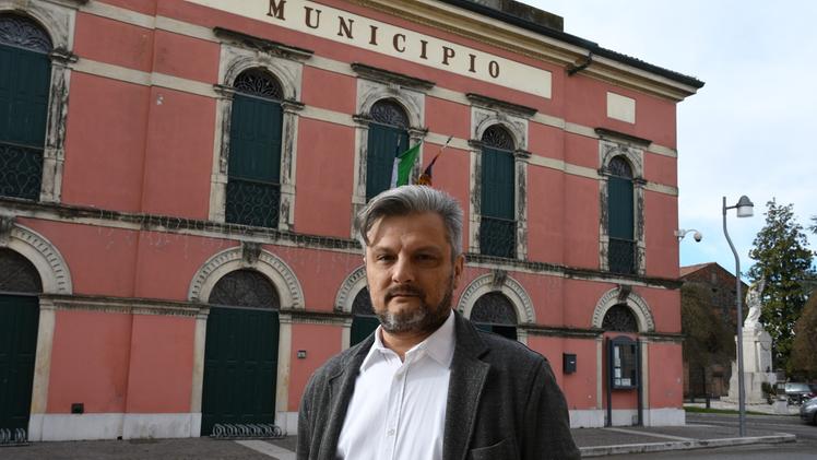 Il sindaco di Erbè Nicola Martini davanti al municipio che ha guidato negli ultimi cinque anni FOTO PECORA