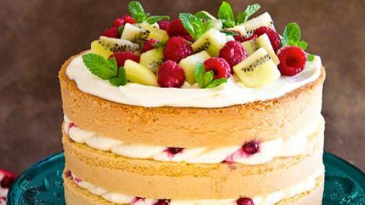 Senza pasta di zucchero e con la frutta: la torta «nuda» impazza