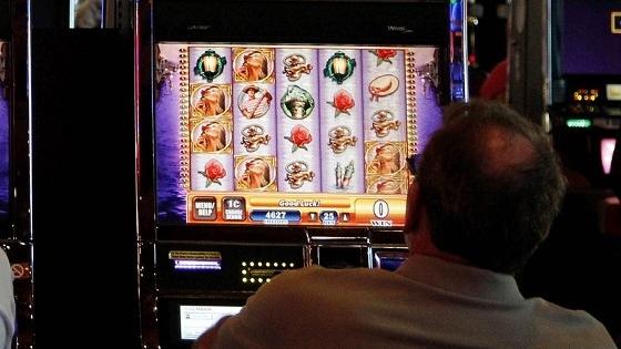 La febbre del gioco a una slot machine. Dal 2016 è in vigore un’ordinanza per fissare gli orari negli esercizi pubblici
