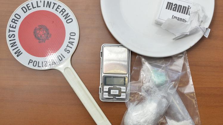 La droga e i materiali sequestrati dalla polizia