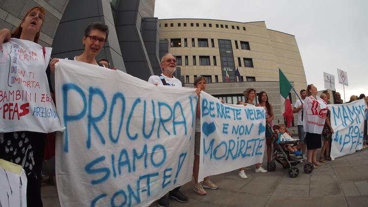Manifestazione delle mamme no Pfas alla Procura di Vicenza