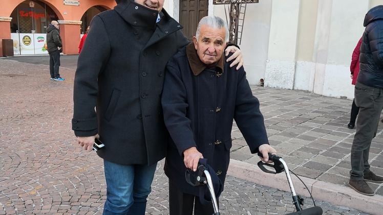 Mario Galletti, organista di 94 anni, col sindaco Stefano Nicotra