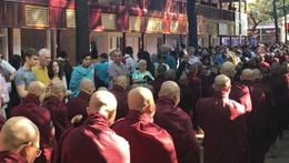 I monaci in fila per il pasto