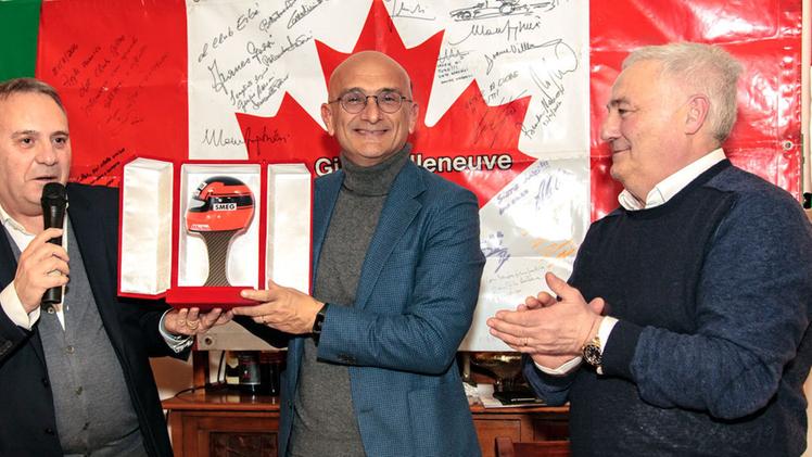 Gabriele Tarquini, al centro, riceve il premio dal Club Gilles Villeneuve
