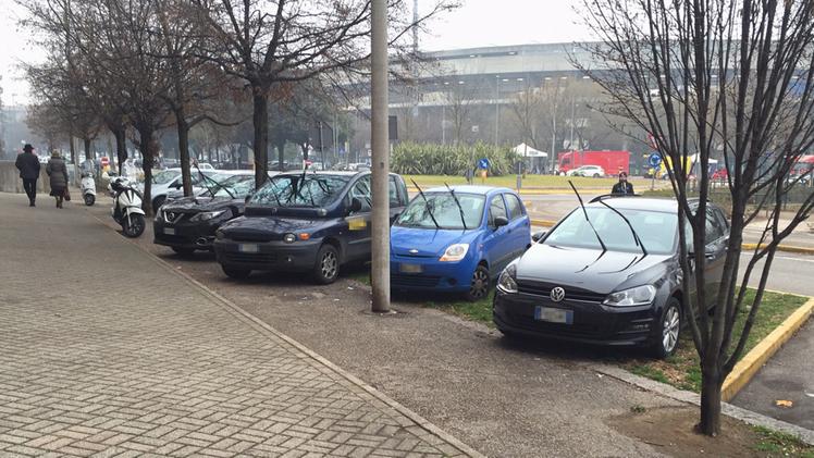 Nella foto di repertorio, auto parcheggiate vicino allo stadio Bentegodi