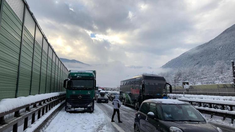 L’autostrada del Brennero l’altro giorno durante i disagi causati dalla nevicata