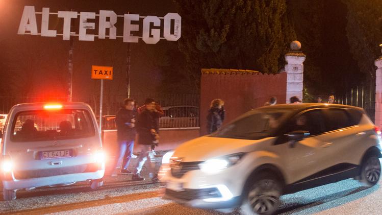 Traffico di auto cariche di giovani  al cancello d’ingresso dello storico locale sulle Torricelle