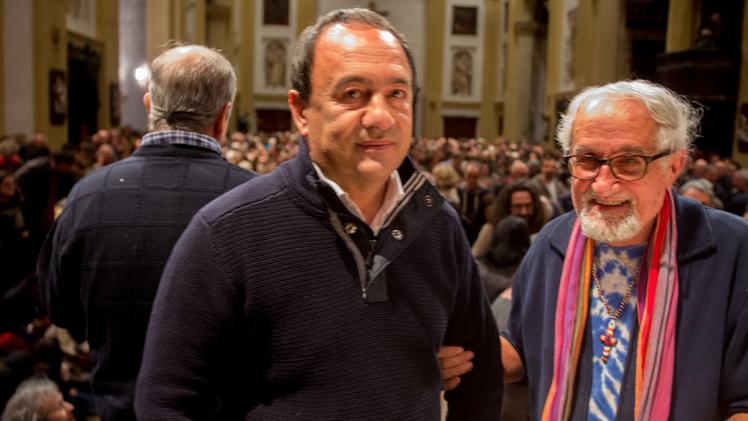 Mimmo Lucano, a sinistra, con padre Alex Zanotelli nella chiesa di San Nicolò FOTO MARCHIORI