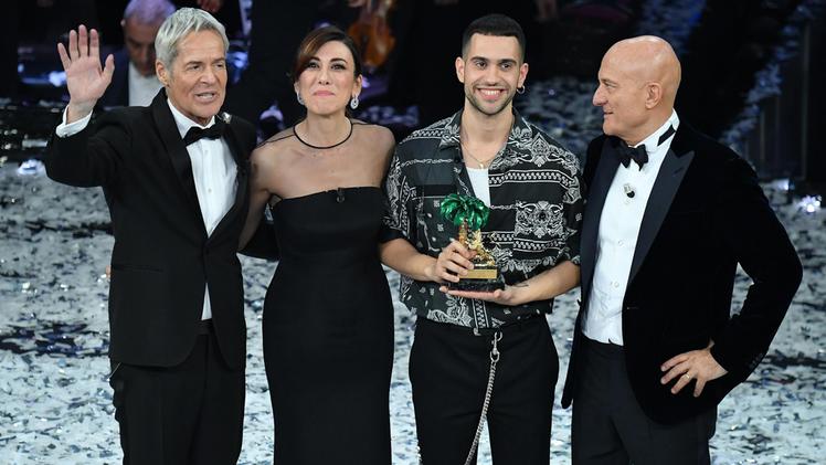 Il vincitore di Sanremo Mahmood con i presentatori