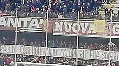 Lo striscione esposto allo stadio Arechi dai tifosi della Salernitana