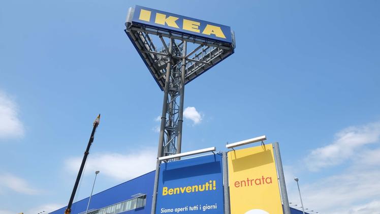 Il centro vendita di mobili Ikea di Brescia Roncadelle, dove c’è anche il centro commerciale Elnòs Shopping  con articoli di arredamento