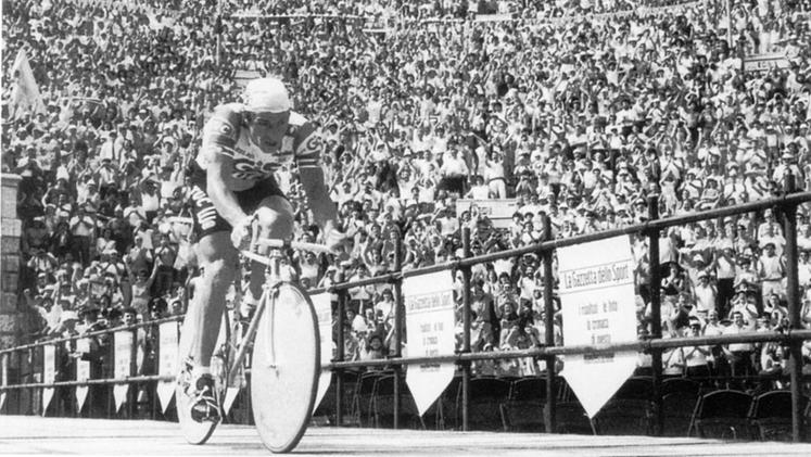 Francesco Moser entra in Arena a conclusione del Giro d'Italia a Verona nel 1984