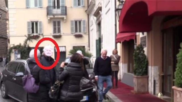 Beppe Grillo è arrivato a Roma all'Hotel Forum indossando una maschera di se stesso. E anche il suo autista indossava la stessa maschera di cartone. Il garante del Movimento 5 Stelle è nella Capitale per il suo spettacolo 'Insomnia' al teatro Brancaccio, e non ha rilasciato dichiarazioni ai giornalisti presenti. Video di Francesco Giovannetti