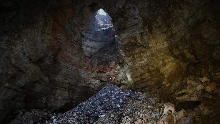 La Spluga, grotta ridotta a discarica (Zambaldo)