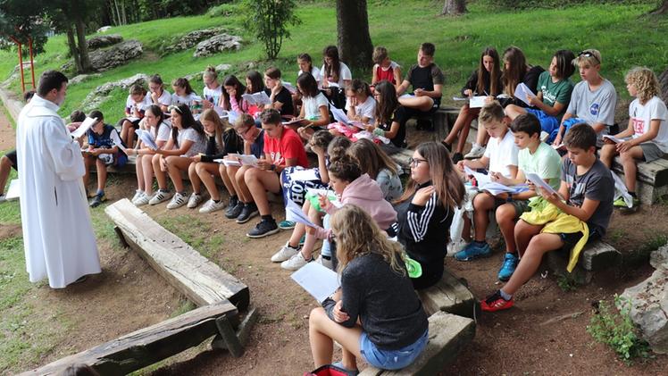 Messa al campo scuola con gli adolescenti: un momento di riflessione durante una vacanza piena di significati
