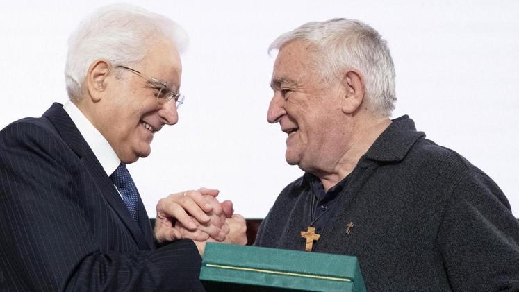 Il presidente della Repubblica Sergio Mattarella consegna l’onorificenza a don Renzo Zocca