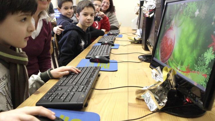 Bambini davanti al computer
