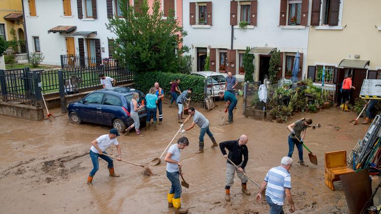 Interventi per rimuovere il fango nelle case affacciate su lungadige Attiraglio dopo le forti piogge del settembre scorso