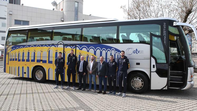 Il nuovo bus Atv per Bluvolley Verona