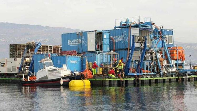 Il cantiere galleggiante per i lavori di manutenzione straordinaria della condotta sublacuale nel Garda
