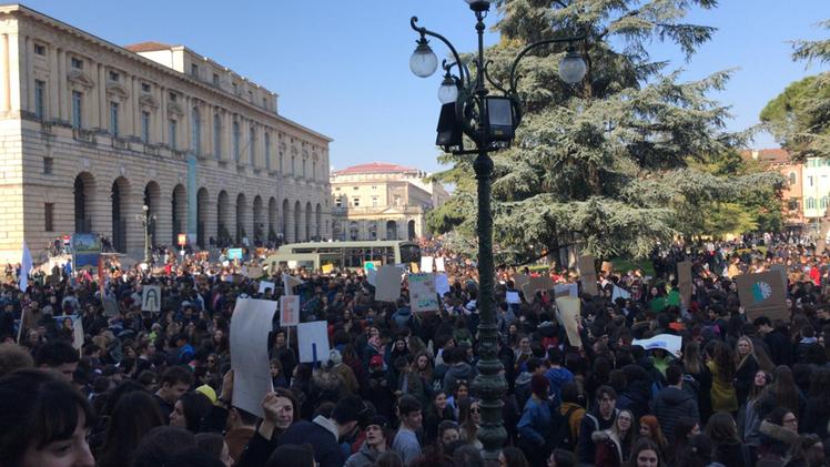 Studenti manifestano in Bra (Francesca Gattamelata)
