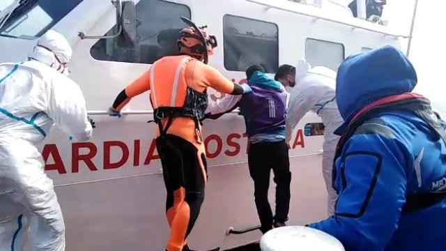 È stato fatto sbarcare uno dei 49 migranti soccorsi dalla nave 'Mare Jonio' di Mediterranea, ferma davanti Lampedusa con il divieto di attracco. Si tratta di un 25enne, in condizioni serie, affetto da sospetta polmonite. "Lo abbiamo fatto scendere urgentemente. È un caso grave e delicato che ha bisogno di cure immediate", ha detto all'agenzia Agi il medico Pietro Bartolo. Video di Giorgio Ruta
