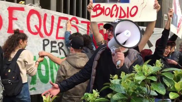 Il ministro dell'Interno Matteo Salvini è atteso a Napoli, per un incontro sulla camorra nel primo pomeriggio, ma stamattina durante il corteo degli studenti in difesa del clima, i centri sociali hanno contestato così: "Salvini non è il benvenuto". di Emanuela Vernetti