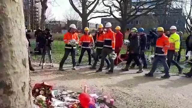 Decine di operai di un cantiere vicino al luogo della sparatoria di Utrecht, in Olanda, hanno reso omaggio alle vittime. Ognuno di loro ha portato un mazzo di fiori durante la pausa pranzo di Marco Mensurati