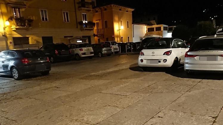 Si parcheggia  sul marciapiedeLa situazione peggiora di seraQuasi impossibile trovare posto