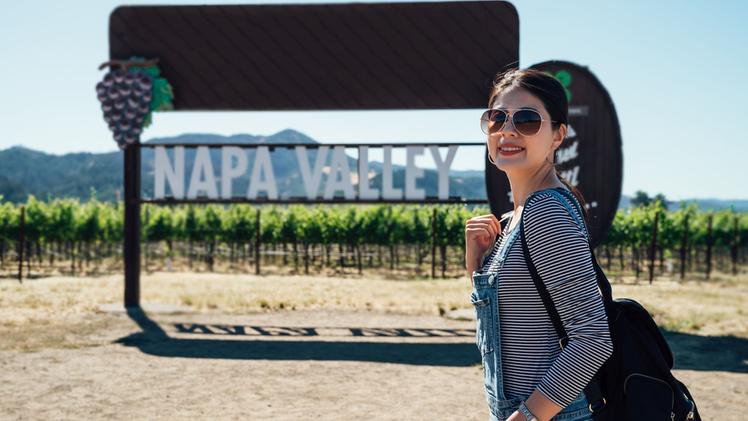 Non solo vino: le cantine ipertecnologiche della Napa Valley ospitano anche collezioni di Porsche, quadri e il museo del cinema del regista  Coppola