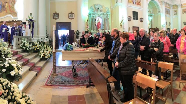 I funerali nella chiesa di Vestenavecchia, incapace di contenere tutti gli intervenuti FOTOSERVIZIO AMATO