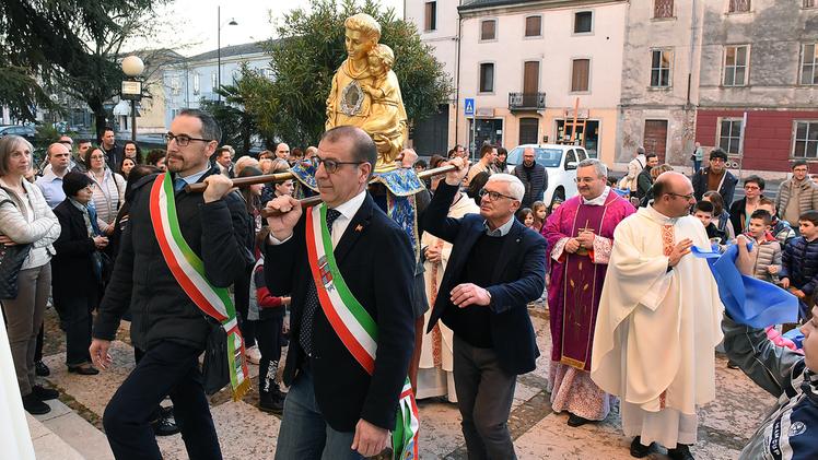 I sindaci Alessandro Braga e Cristiano Zuliani portano a spalle il busto dorato di Sant’Antonio  DIENNEFOTO