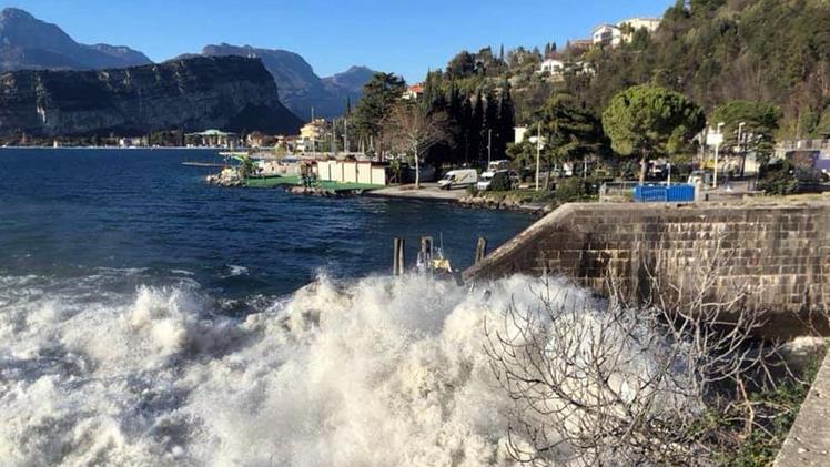 Lo scolmatore aperto: l’acqua dell’Adige entra nel Garda