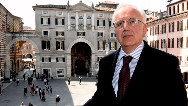 Donato Cafagna, 57 anni, nuovo prefetto di Verona, alla finestra dei Palazzi Scaligeri DIENNEFOTO