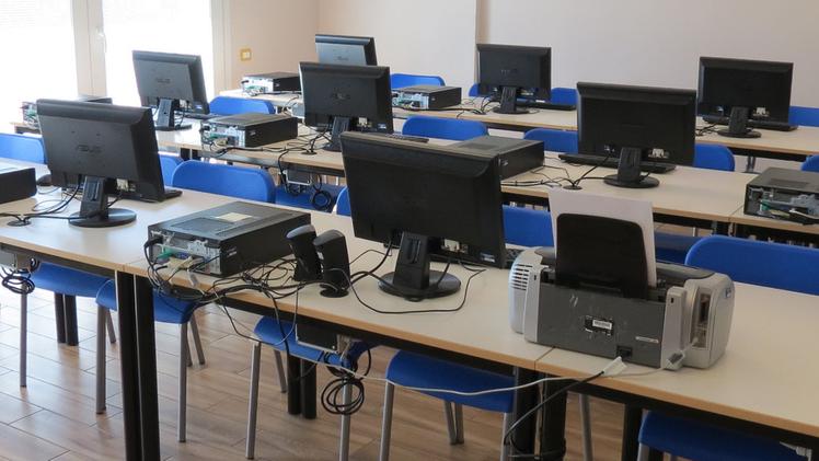 Gli alunni della scuola elementare di Albarè al taglio del nastro della loro scuola FOTOSERVIZIO AMATOL’aula dedicata all’informatica all’interno della scuola