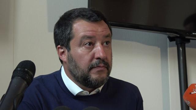 Così Matteo Salvini risponde al vicepremier pentastellato Luigi Di Maio dalla conferenza improvvisata al Congresso della famiglia di Verona. "Chi mette in discussione i diritti dei bambini è un estremista oppositore" conclude il ministro dell'internodi Antonio Nasso e Cristina Pantaleoni