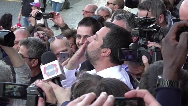 Al suo arrivo al Congresso mondiale delle famiglie di Verona, il ministro dell'Interno Matteo Salvini è stato accolto da contestatori anti-omofobia e simpatizzanti in cerca di un selfie. Gli attivisti arcobaleno hanno cantato "Bella ciao" e urlato "Vergogna" a Salvini, che ha risposto mandando dei baci ai contestatori.Di Antonio Nasso e Cristina Pantaleoni